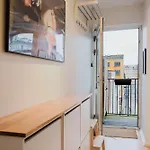 Luxury Cozy With Sunny Balcony شقة *