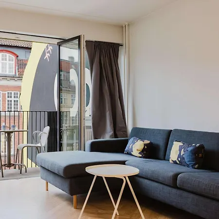 Luxury Cozy With Sunny Balcony Apartmán